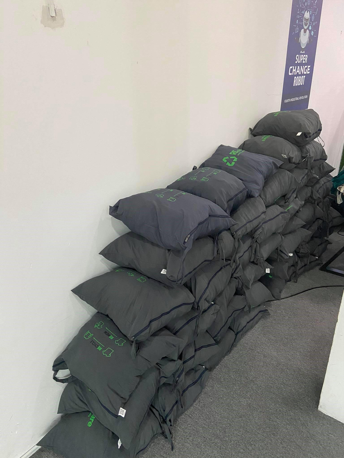 Quần áo sau khi phân loại được bỏ vào các KIT để mang đi giặt sạch.