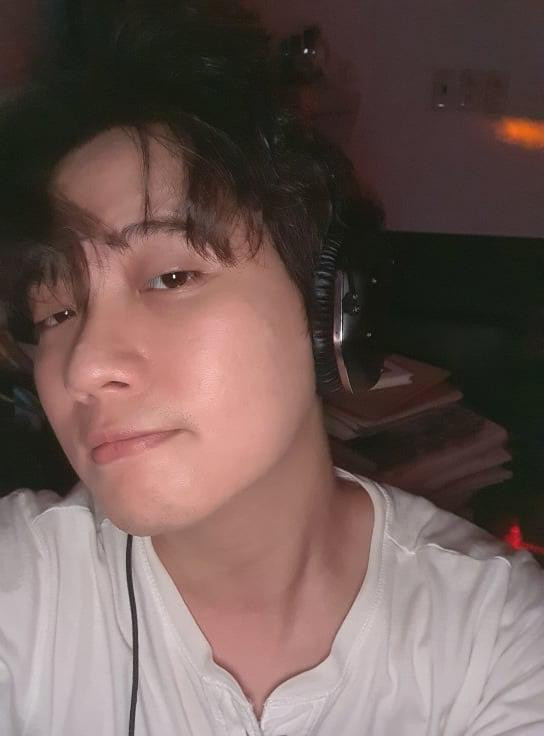 Cậu bạn Han Sovy giải trí bằng âm nhạc.