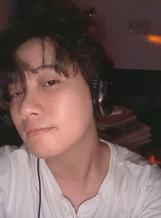 Cậu bạn Han Sovy giải trí bằng âm nhạc.