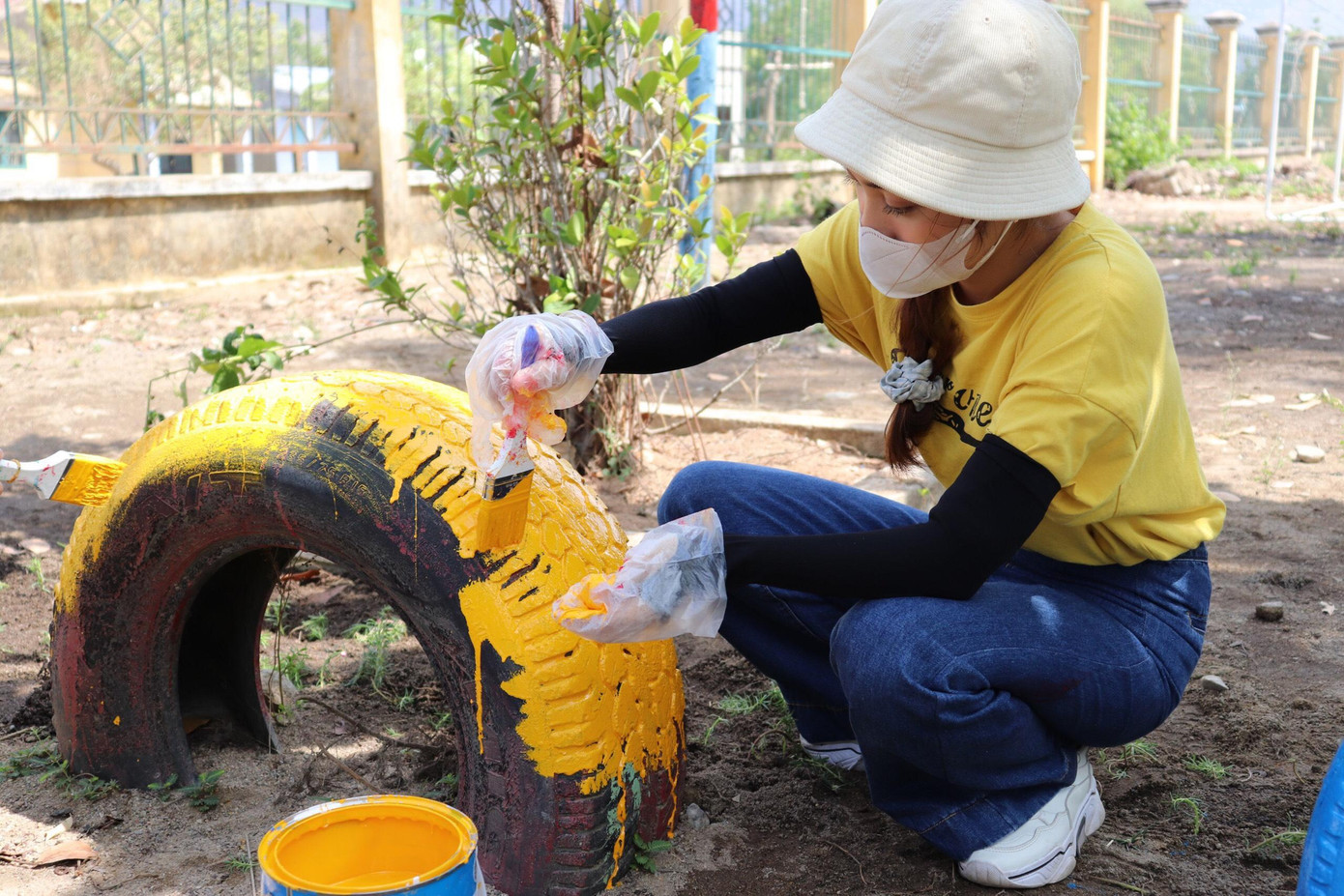 Thuỳ Duyên (thành viên câu lạc bộ) đang miệt mài sơn công trình vui chơi cho các em nhỏ tại trường Tiểu học Phước Tân A. Thuỳ Duyên (thành viên câu lạc bộ) đang miệt mài sơn công trình vui chơi cho các em nhỏ tại trường Tiểu học Phước Tân A.