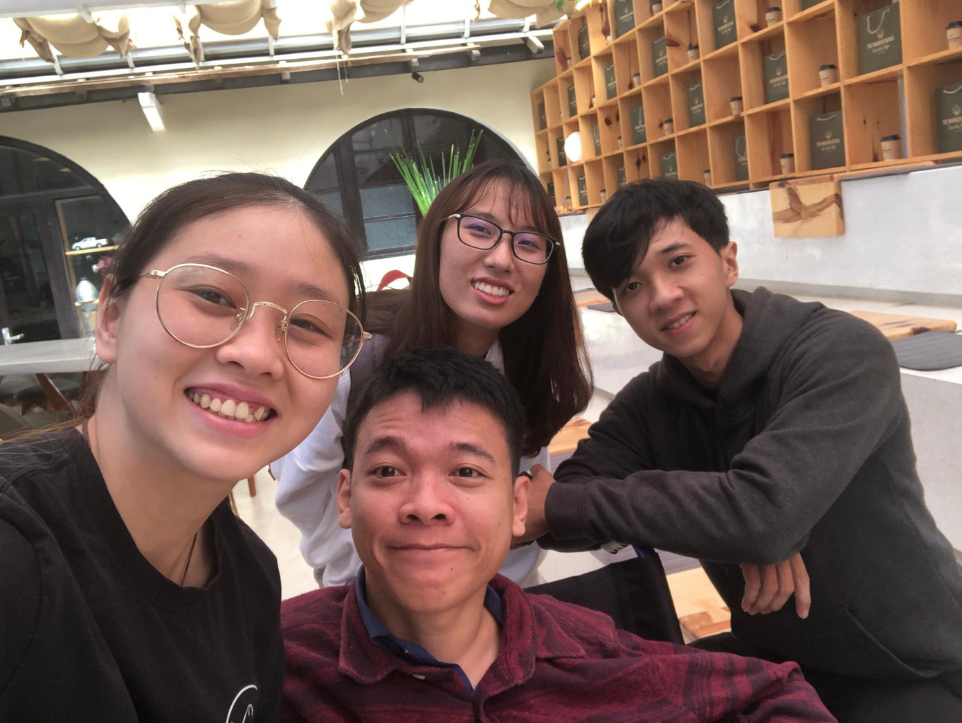 Chàng trai nhút nhát ngày nào đã trở nên tự tin, mạnh mẽ hơn. Chàng trai nhút nhát ngày nào đã trở nên tự tin, mạnh mẽ hơn.