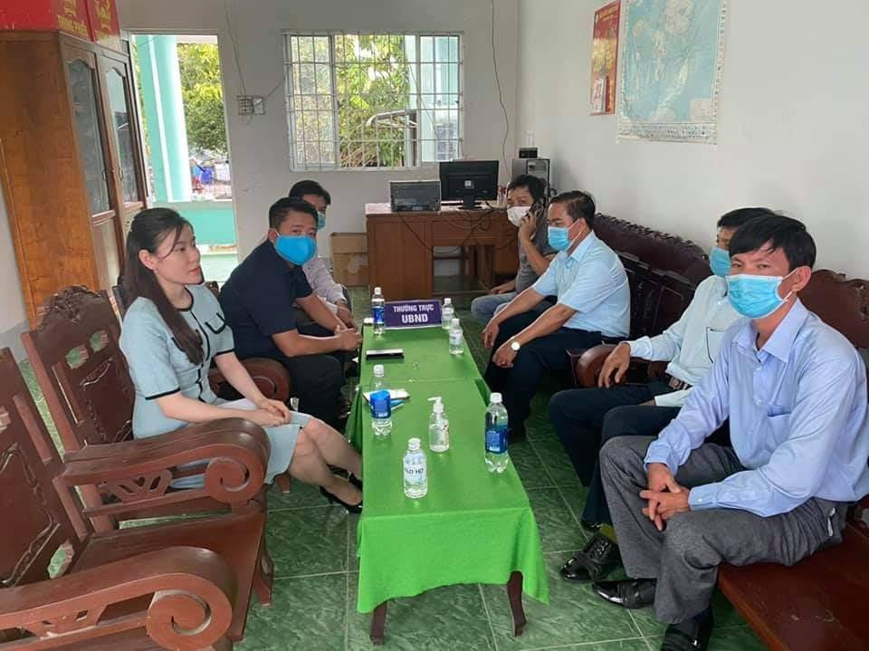 Nhóm của anh Khởi về làm việc với chính quyền địa phương và bà con nông dân tại Vĩnh Long.