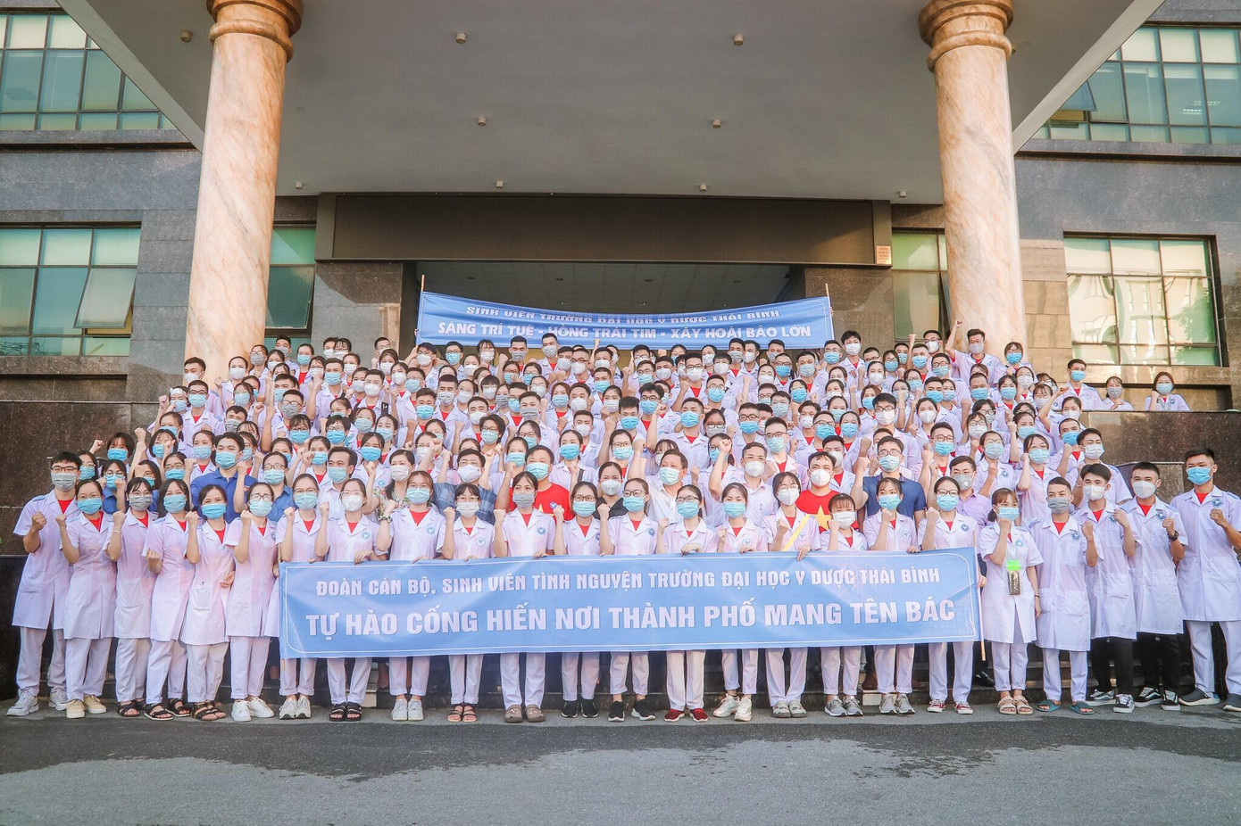 Lễ xuất quân 250 cán bộ, giảng viên, sinh viên trường chi viện TP. HCM chống dịch.