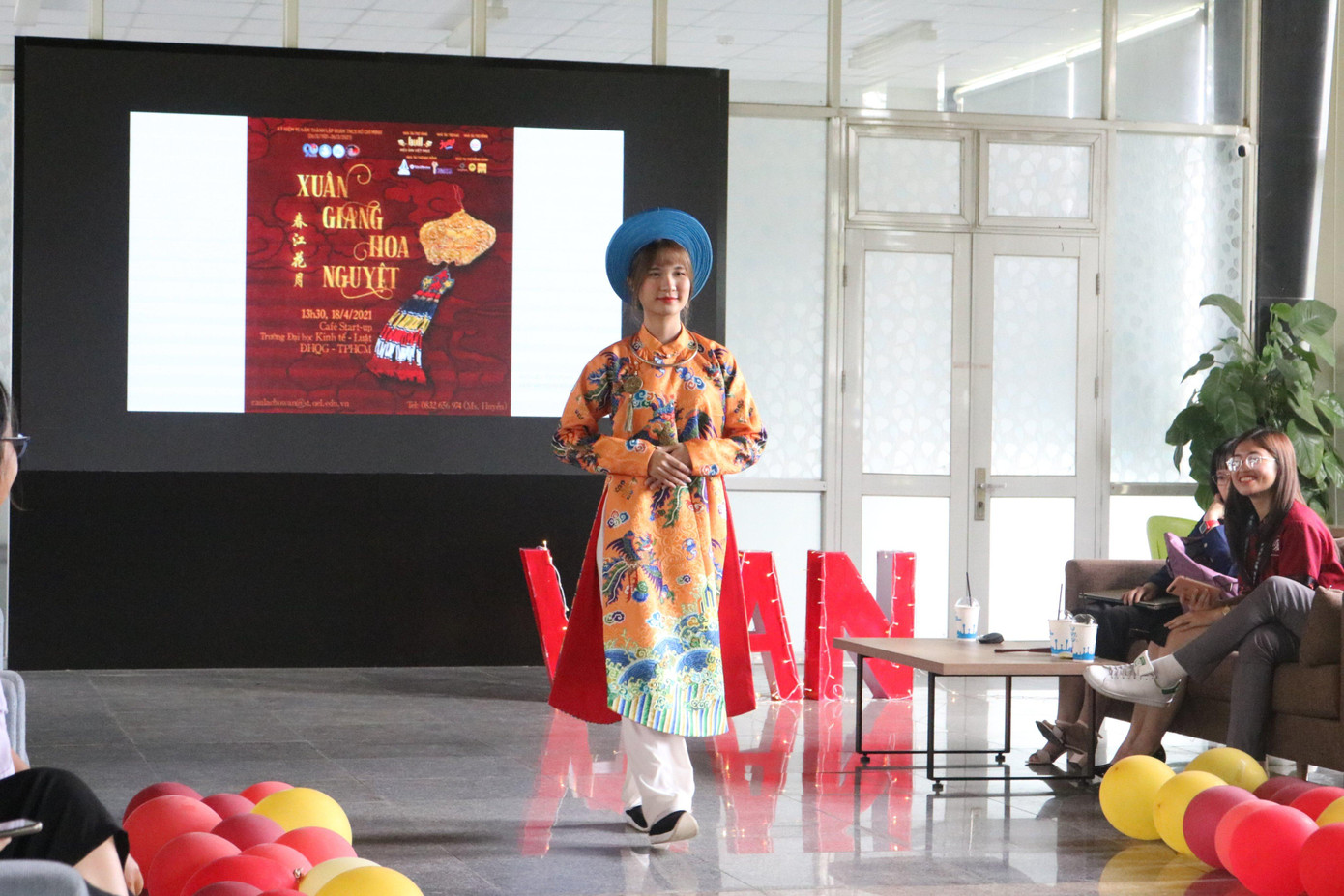 Các bạn sinh viên thích thú khi lần đầu mặc trang phục cổ Việt. Các bạn sinh viên thích thú khi lần đầu mặc trang phục cổ Việt.