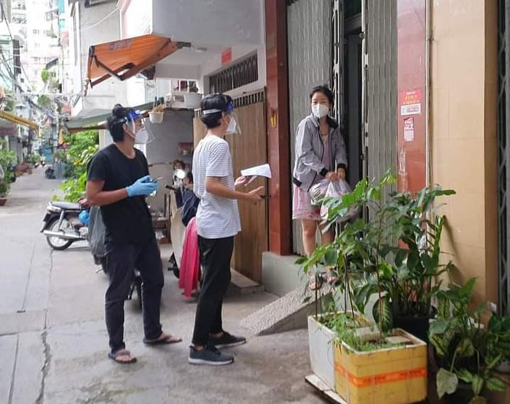 Những "Chuyến xe yêu thương" mang quà đến trao tận chỗ trọ cho sinh viên.