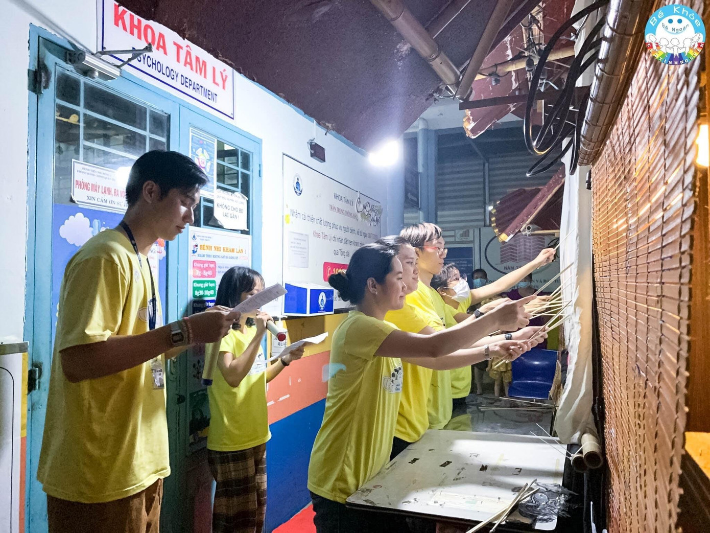 Các bạn tình nguyện viên của CLB Bé Khỏe Bé Ngoan đang thực hiện các thao tác rối bóng.