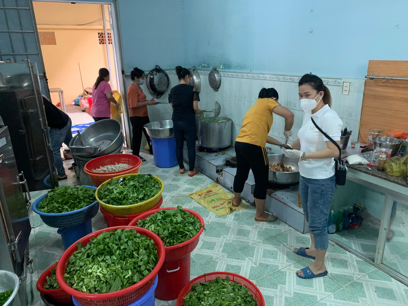 Các thầy cô giáo cùng hỗ trợ nấu ăn với các bạn tình nguyện viên. (Ảnh: NVCC) Các thầy cô giáo cùng hỗ trợ nấu ăn với các bạn tình nguyện viên. (Ảnh: NVCC)