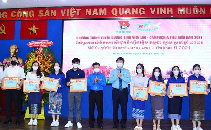 Các bạn sinh viên Lào - Campuchia tiêu biểu năm 2021 được tuyên dương và nhận bằng khen. Các bạn sinh viên Lào - Campuchia tiêu biểu năm 2021 được tuyên dương và nhận bằng khen.