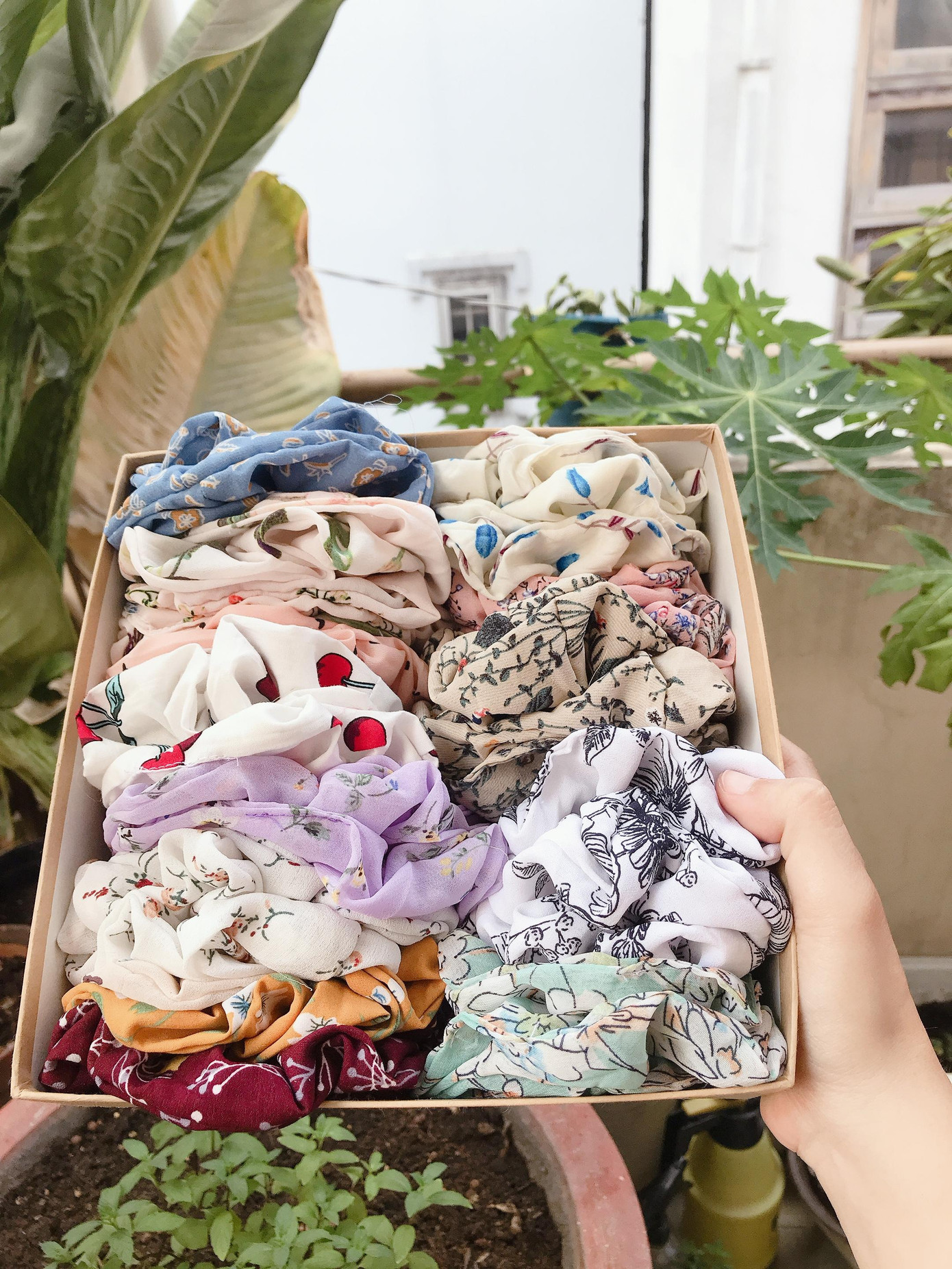 Những tấm vải vụn dưới bàn tay của Ngọc Thảo sẽ tạo ra những món đồ handmade dễ thương. Những tấm vải vụn dưới bàn tay của Ngọc Thảo sẽ tạo ra những món đồ handmade dễ thương.