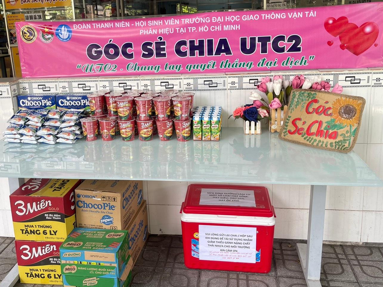 “Góc sẻ chia UTC2” tại KTX trường ĐH Giao thông Vận tải - Phân hiệu tại TP. HCM nhằm chia sẻ với những sinh viên khó khăn trong mùa dịch.