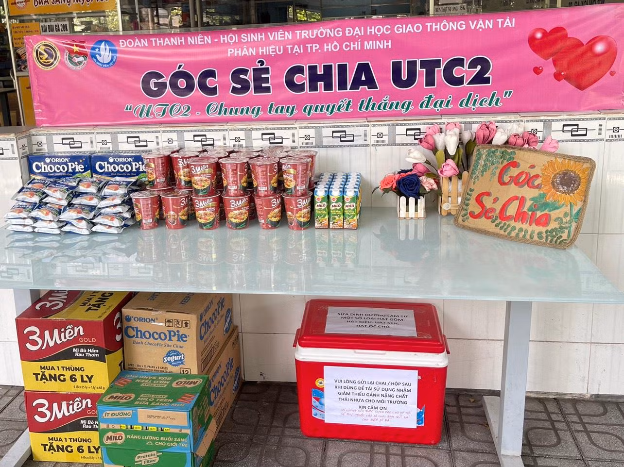“Góc sẻ chia UTC2” tại KTX trường ĐH Giao thông Vận tải - Phân hiệu tại TP. HCM nhằm chia sẻ với những sinh viên khó khăn trong mùa dịch. “Góc sẻ chia UTC2” tại KTX trường ĐH Giao thông Vận tải - Phân hiệu tại TP. HCM nhằm chia sẻ với những sinh viên khó khăn trong mùa dịch.