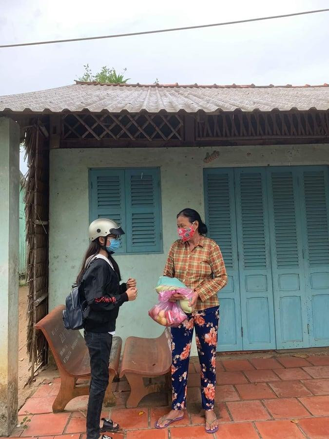 CLB còn trao tặng những phần quà đến những hộ dân khó khăn bị ảnh hưởng bởi dịch COVID-19 trên địa bàn tỉnh.