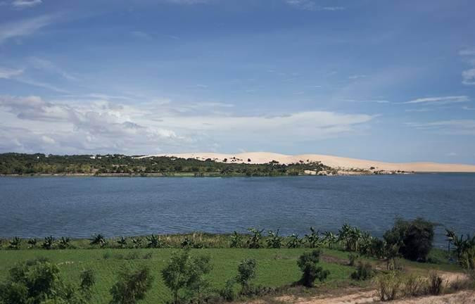 Cung đường vừa có biển vừa có những bãi cát trắng rất đẹp.