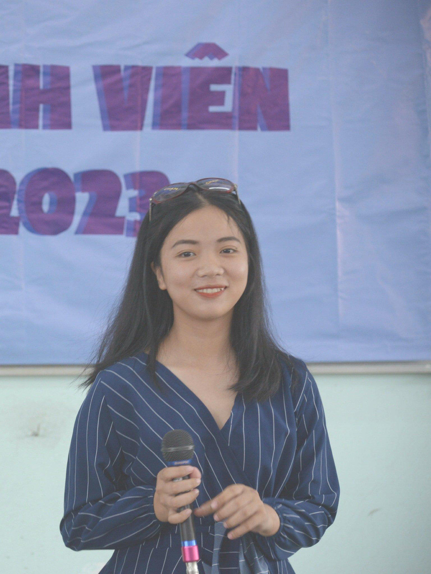 Hoàng Quyên cùng nụ cười duyên dáng. Hoàng Quyên cùng nụ cười duyên dáng.