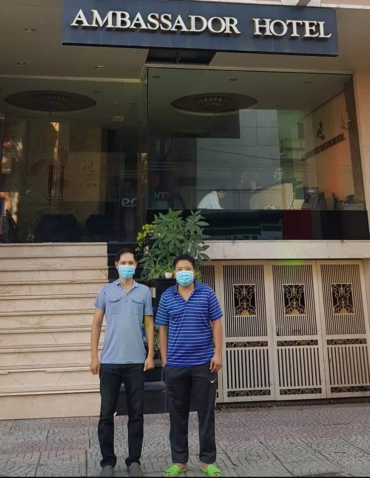 Anh Nguyễn Tuấn Khởi (bên phải) cùng anh Đinh Quốc Huy sáng lập và đưa vào sử dụng mô hình "khách sạn cộng đồng" đầu tiên tại TP. HCM.