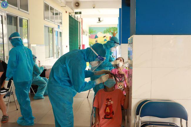 Các sinh viên tình nguyện ĐH Luật TP. HCM hỗ trợ lấy mẫu xét nghiệm cho người dân trên địa bàn thành phố. Các sinh viên tình nguyện ĐH Luật TP. HCM hỗ trợ lấy mẫu xét nghiệm cho người dân trên địa bàn thành phố.