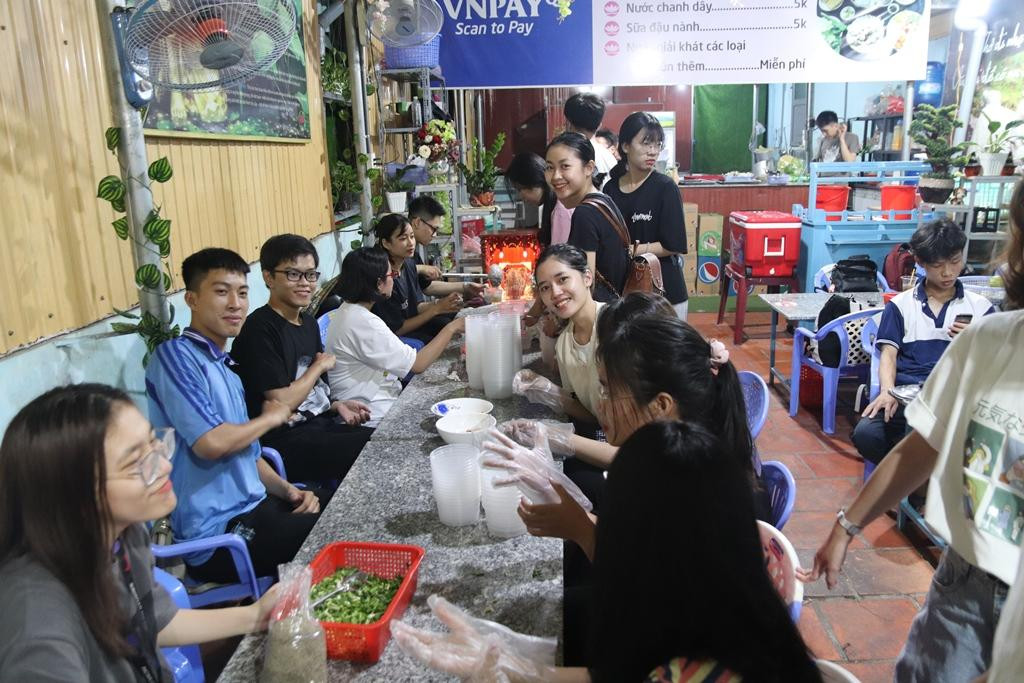 Các bạn tình nguyện viên đang tích cực chuẩn bị cho buổi phát cháo tình nguyện. (Ảnh: Trường Sang)