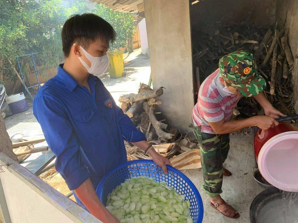 Các tình nguyện viên CLB Ước Mơ Xanh có mặt từ sớm để phụ nấu suất ăn. Các tình nguyện viên CLB Ước Mơ Xanh có mặt từ sớm để phụ nấu suất ăn.