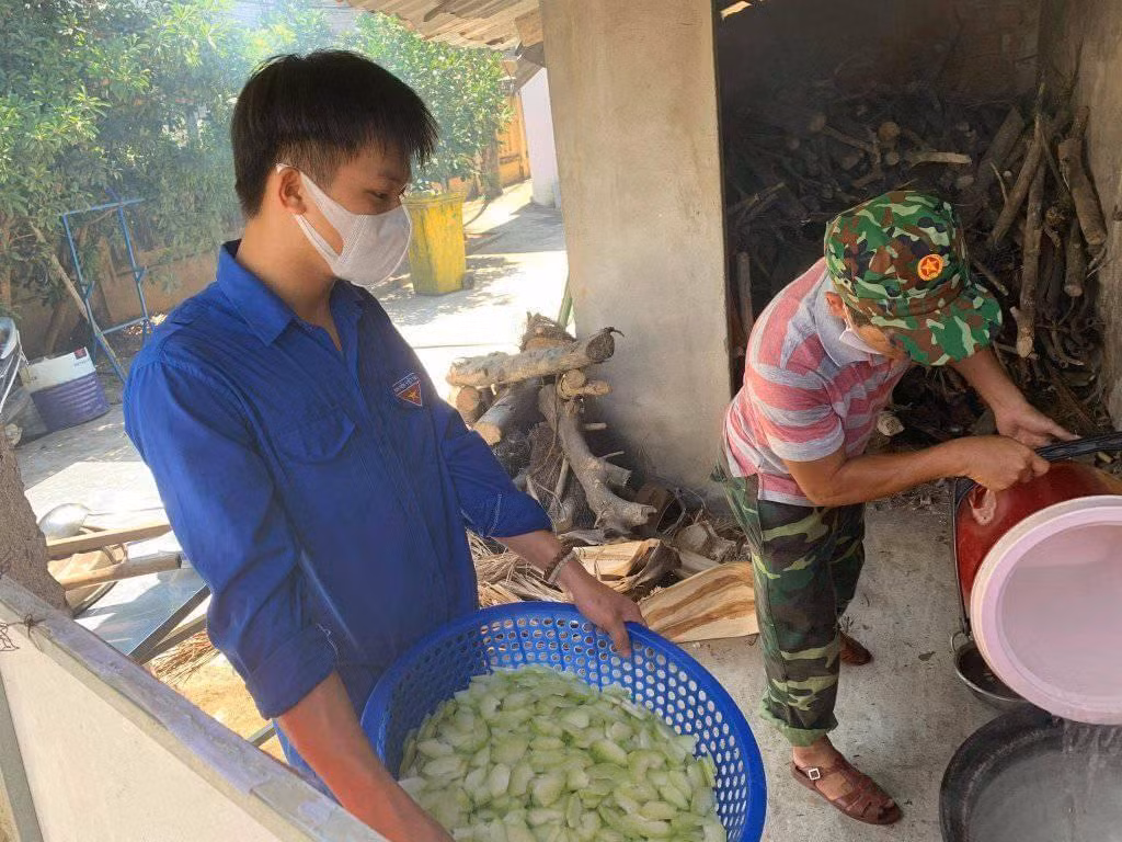 Các tình nguyện viên CLB Ước Mơ Xanh có mặt từ sớm để phụ nấu suất ăn.