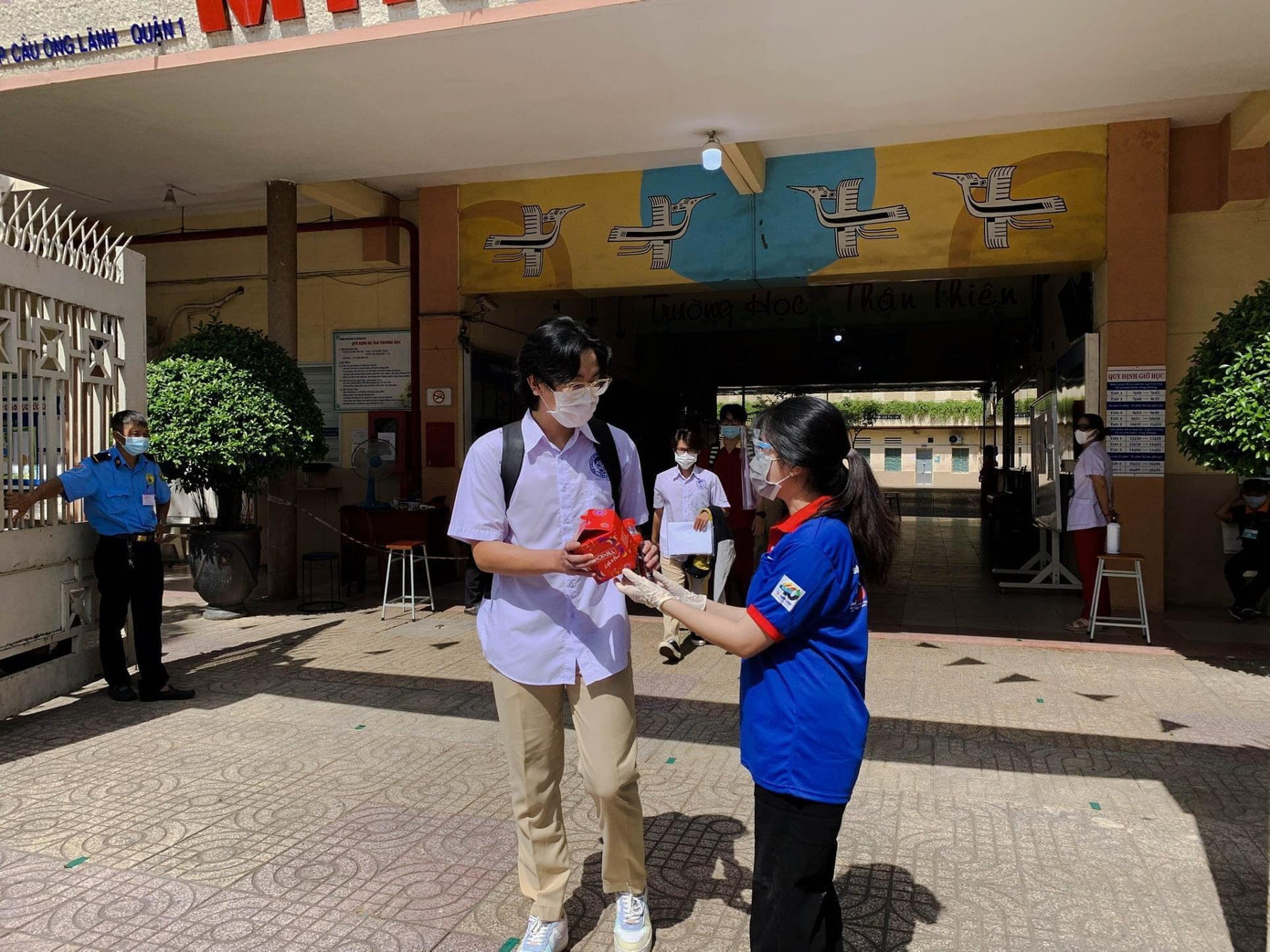 Các thí sinh sau khi thi xong ra về còn nhận những món quà động viên từ các "chiến sĩ áo xanh".