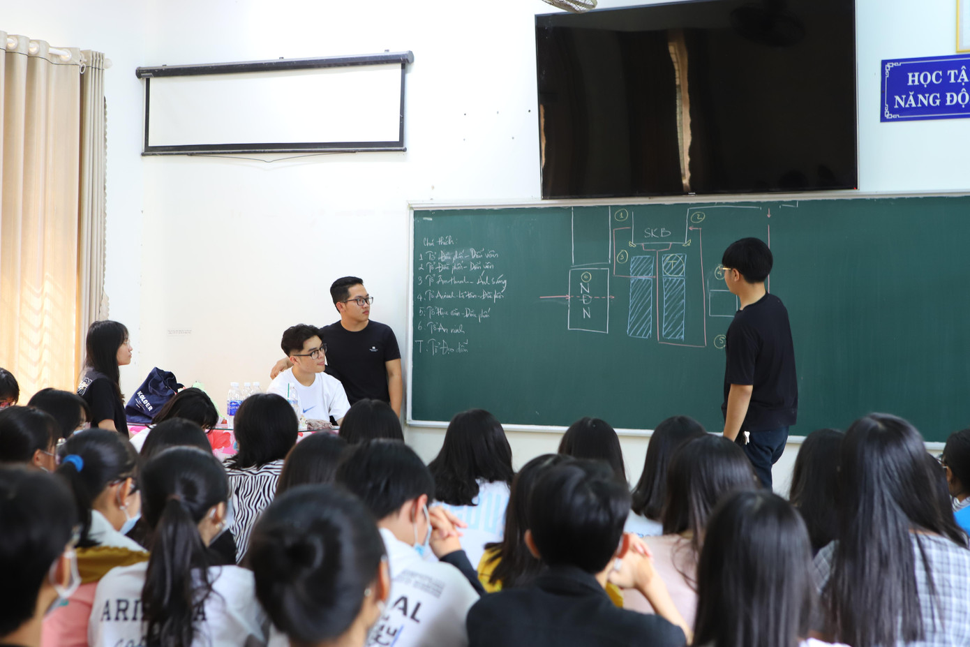 Một buổi họp bàn ý tưởng của các bạn trong dự án "Gấp" (ảnh chụp trước thời gian giãn cách xã hội tại Kiên Giang - Ảnh: Nguyễn Huy).