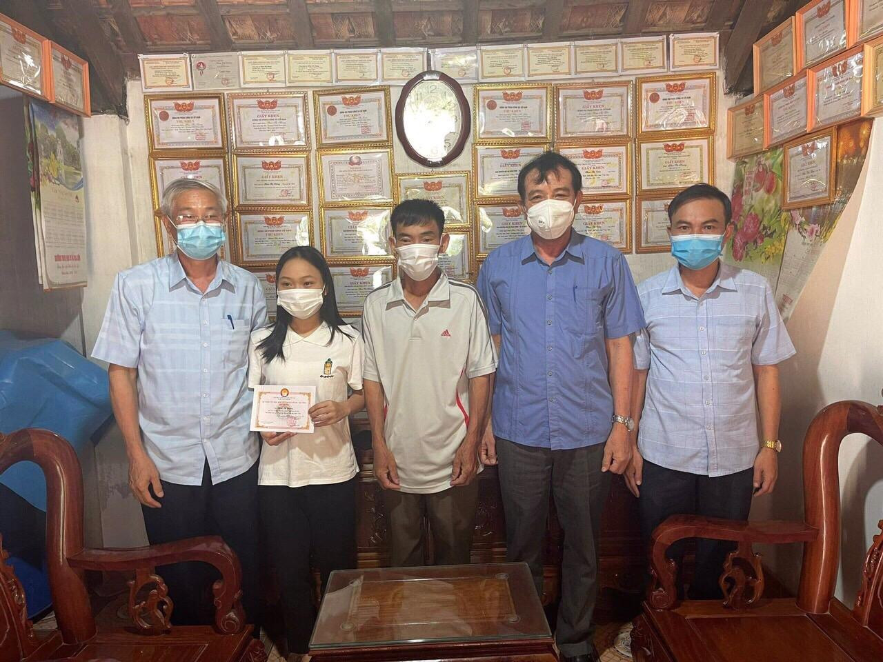 Hội Khuyến học tỉnh Hà Tĩnh đến tặng thưởng Quỹ Khuyến học, Khuyến tài Nguyễn Du - Hà Tĩnh cho Phan Thị Hương.