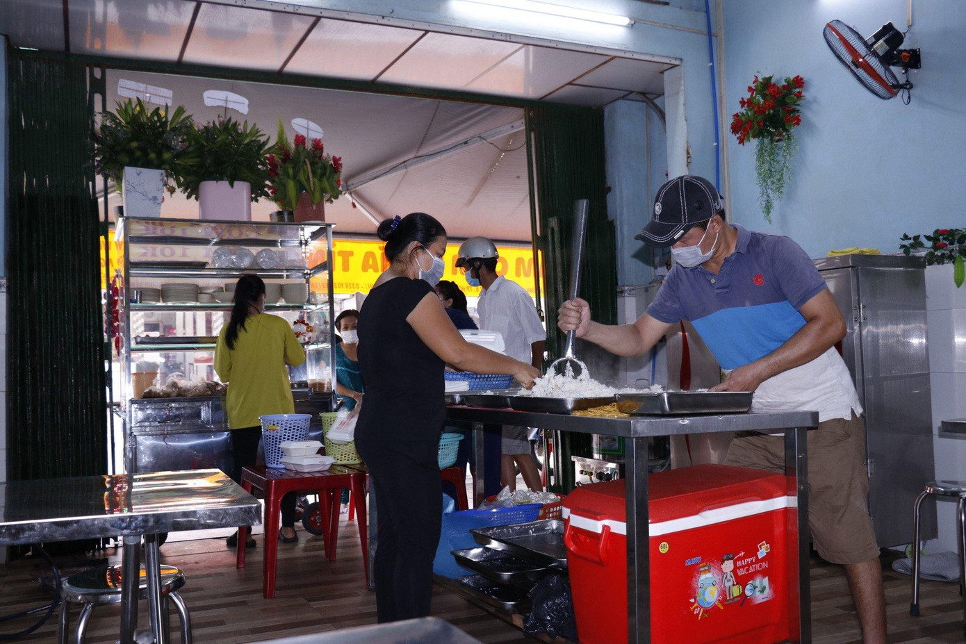 Với 6 thành viên, nhóm “Trạm cơm nghĩa tình" phải làm việc luôn tay để khách không phải chờ đợi lâu.