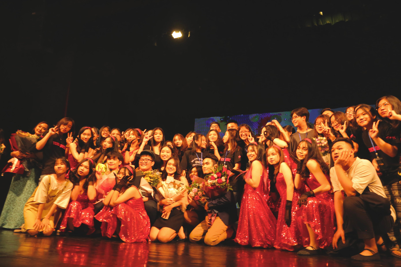 Các thành viên trong dự án chụp hình trong buổi công diễn "Khúc Thụy Du".