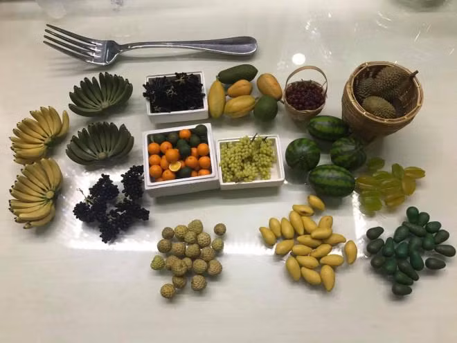 Những sản phẩm trái cây đất sét tí hon dễ thương do Quỳnh tạo ra.
