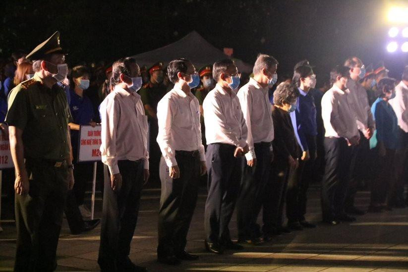 Đại diện lãnh đạo các đơn vị tham dự buổi lễ đã dâng hương và đặt vòng hoa tưởng nhớ công ơn các anh hùng liệt sĩ. Đại diện lãnh đạo các đơn vị tham dự buổi lễ đã dâng hương và đặt vòng hoa tưởng nhớ công ơn các anh hùng liệt sĩ.