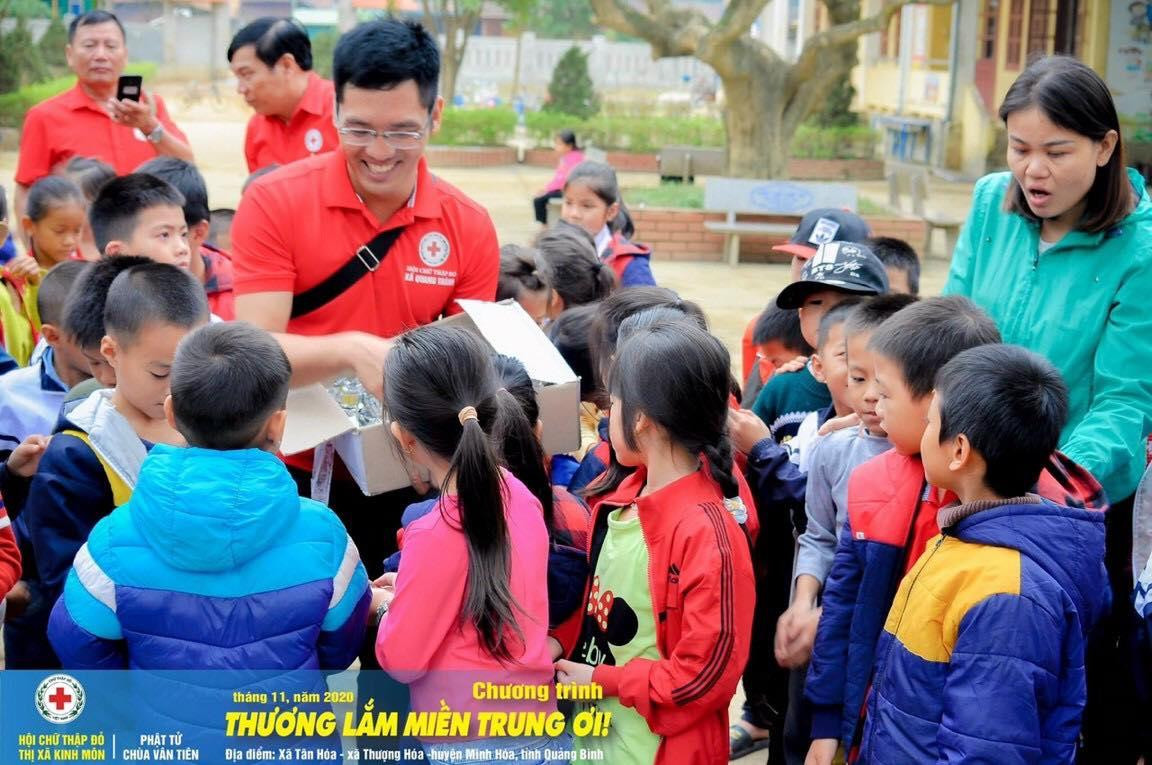 Lực luôn tích cực tham gia các hoạt động tình nguyện tại địa phương trước khi dịch bùng phát. (Ảnh: NVCC) Lực luôn tích cực tham gia các hoạt động tình nguyện tại địa phương trước khi dịch bùng phát. (Ảnh: NVCC)