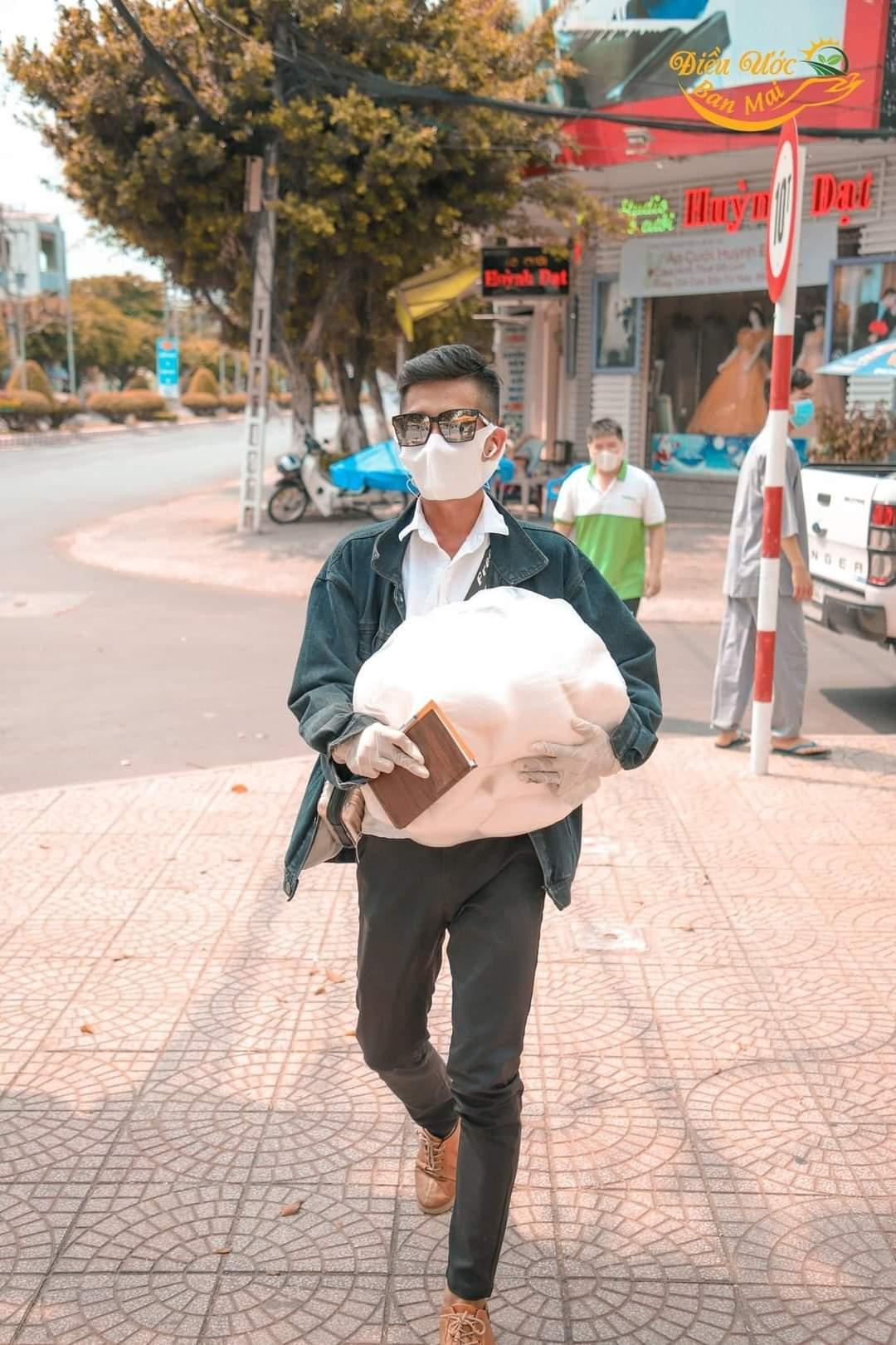 Trí Ngân luôn hăng hái trong các hoạt động thiện nguyện.