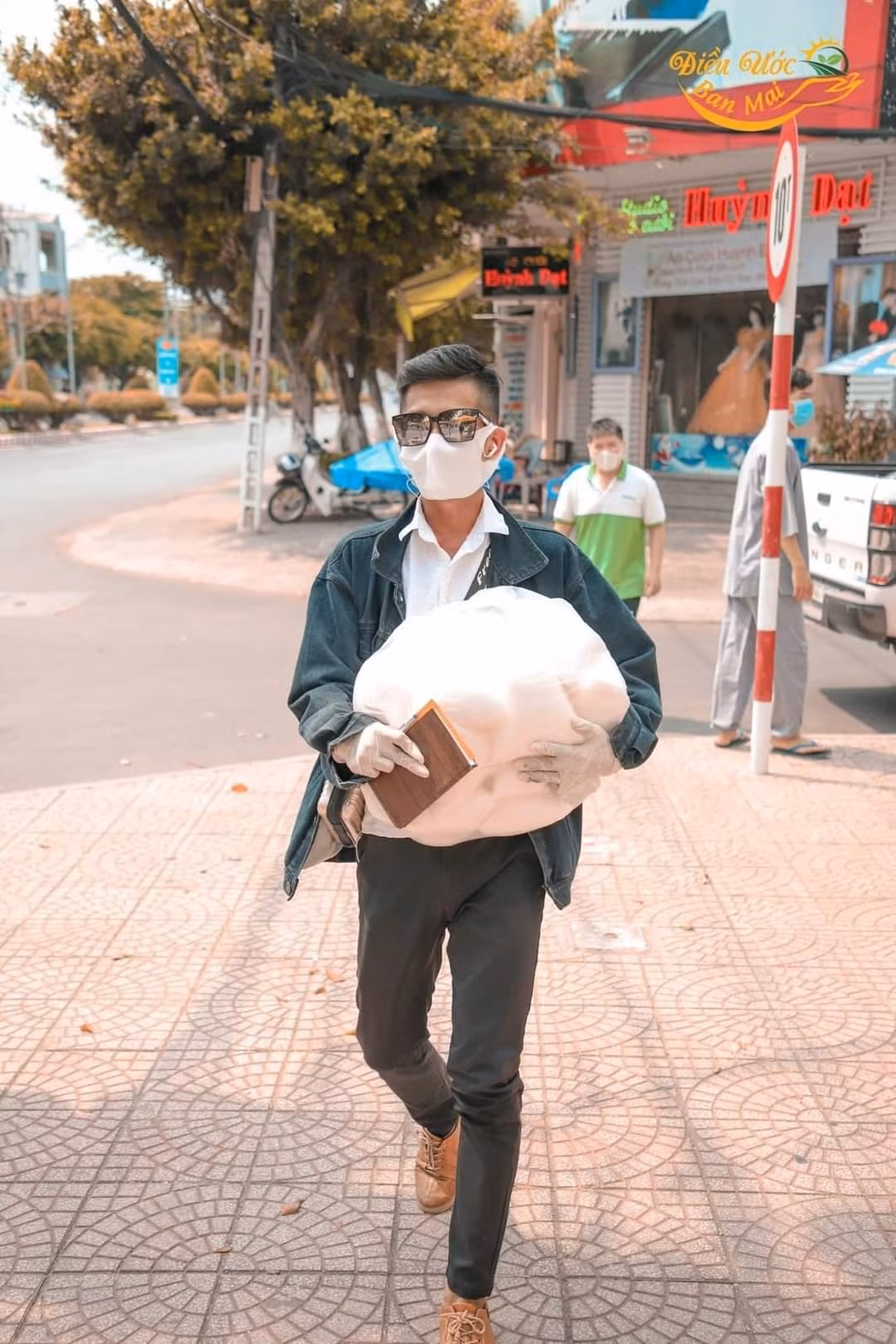 Trí Ngân luôn hăng hái trong các hoạt động thiện nguyện.
