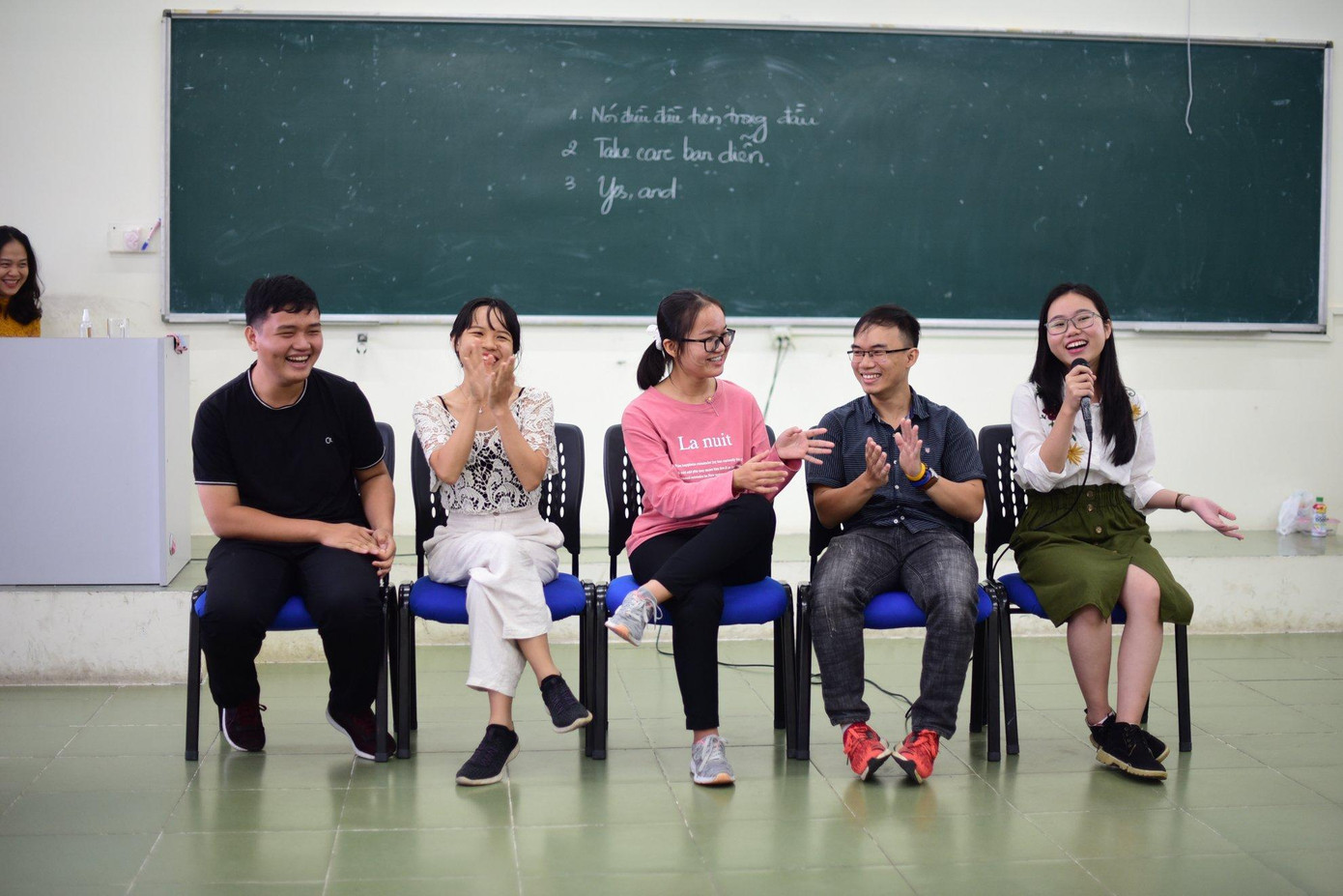 Các bạn trẻ đang đóng kịch trong môn học Kịch ứng tác (khóa học năm 2020).