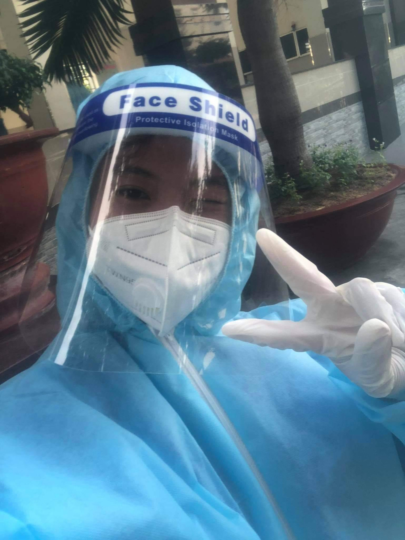 Ngọc Thùy trong trang phục bảo hộ tham gia hỗ trợ tuyến đầu chống dịch.