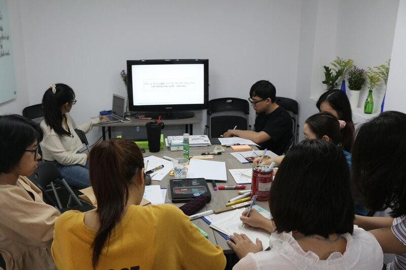 Lớp "Dãn" do Thư tổ chức dành cho các bạn trẻ. Lớp "Dãn" do Thư tổ chức dành cho các bạn trẻ.