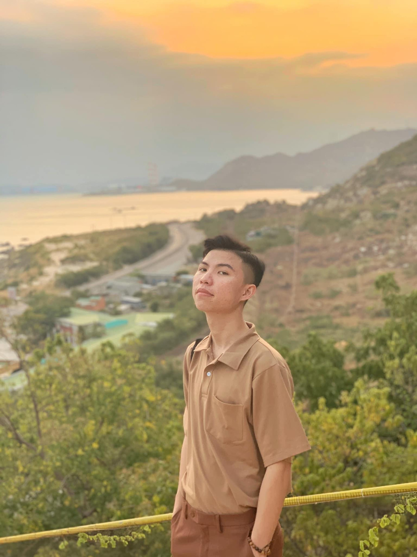 Hồng Sơn đã tận dụng thời gian này để lên kế hoạch cho những dự định sắp tới của bản thân. Hồng Sơn đã tận dụng thời gian này để lên kế hoạch cho những dự định sắp tới của bản thân.