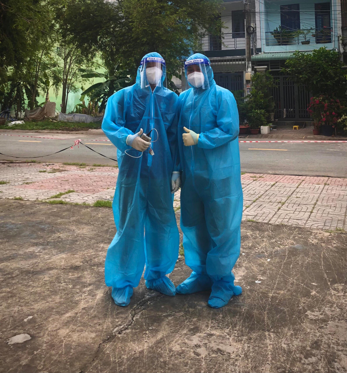 Quang Trường và Quang Sơn quyết định ở lại chăm sóc các bệnh nhân F0 sau khi khỏi bệnh. Quang Trường và Quang Sơn quyết định ở lại chăm sóc các bệnh nhân F0 sau khi khỏi bệnh.