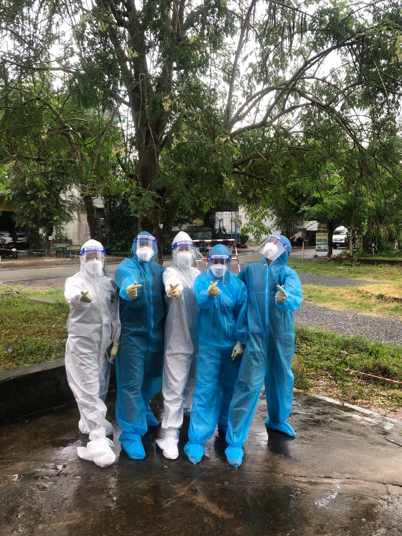 Quang Trường, Quang Sơn và các y, bác sĩ ở Bệnh viện Dã chiến số 4. Quang Trường, Quang Sơn và các y, bác sĩ ở Bệnh viện Dã chiến số 4.