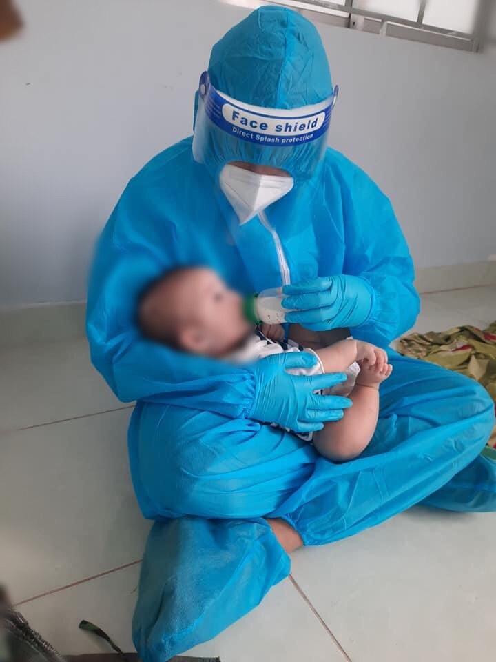 Quang Trường trở thành bảo mẫu không chuyên chăm sóc hai bé F0. Quang Trường trở thành bảo mẫu không chuyên chăm sóc hai bé F0.