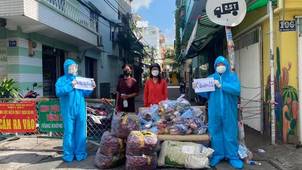 Người dân mừng rỡ khi nhận được quà hỗ trợ trong thời điểm dịch bệnh khó khăn.