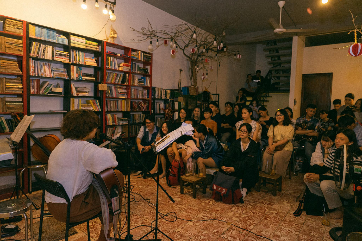 Đêm nhạc đầu tiên của Châu Nhi diễn ra trong căn phòng nhỏ ấm cúng. (Ảnh: NVCC) Đêm nhạc đầu tiên của Châu Nhi diễn ra trong căn phòng nhỏ ấm cúng. (Ảnh: NVCC)