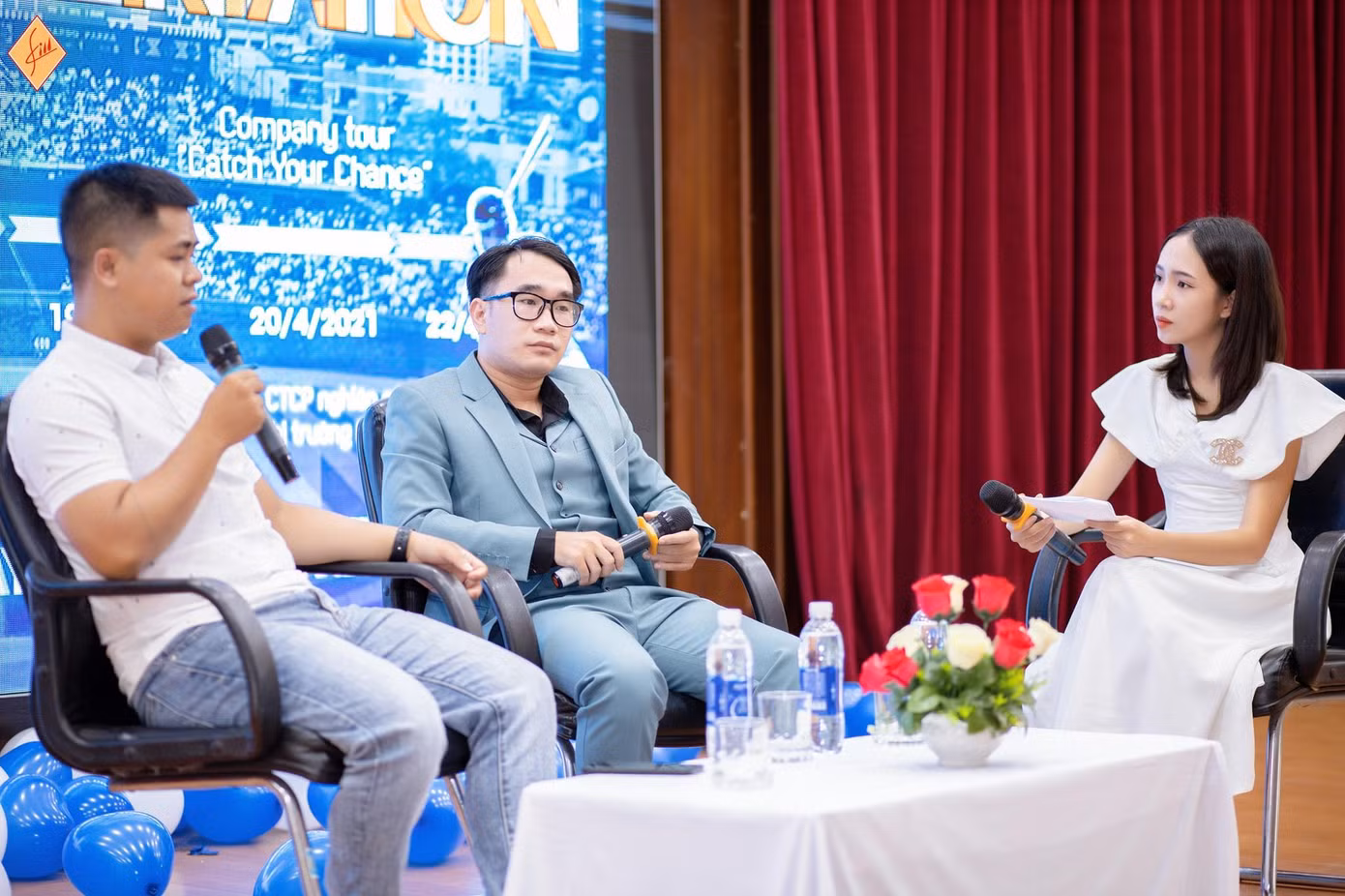 Khánh Linh trong một lần làm host cho chương trình.