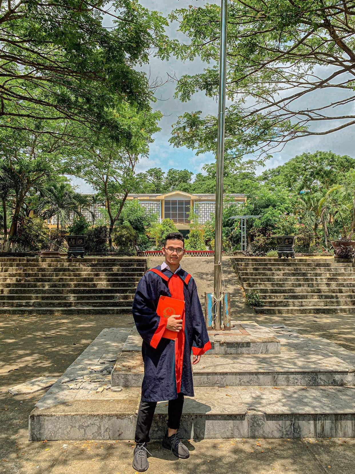 Thân Trọng Khôi (tân sinh viên khoa Điện – Điện tử, trường ĐH Bách khoa, ĐHQG TP. HCM). Thân Trọng Khôi (tân sinh viên khoa Điện – Điện tử, trường ĐH Bách khoa, ĐHQG TP. HCM).