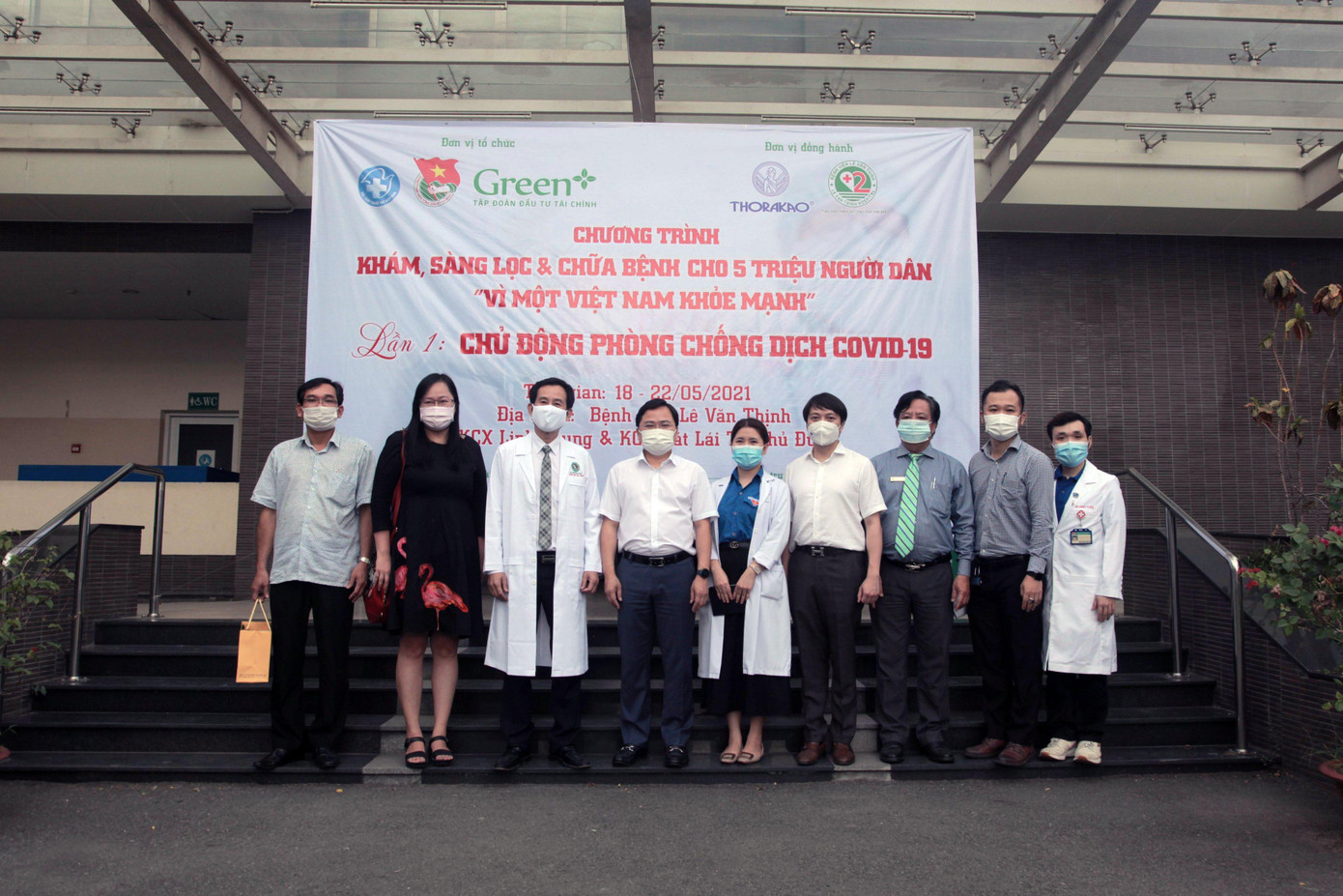 Đoàn thăm hỏi và trao tặng vật tư ý tế phục vụ cho công tác phòng chống dịch tại Bệnh viện Lê Văn Thịnh (Bệnh viện Quận 2 cũ).