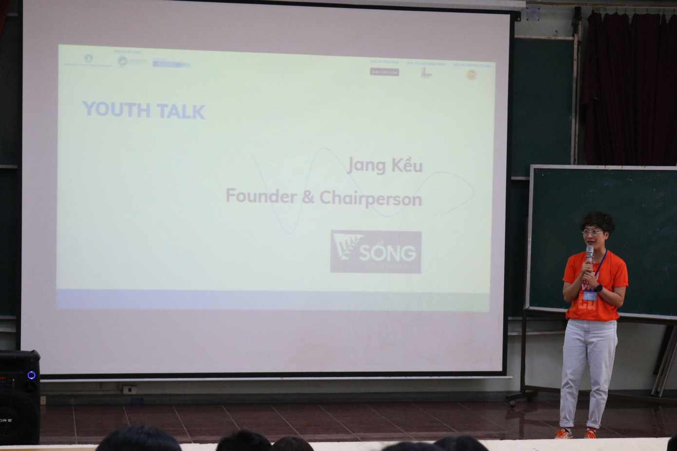 Chị Jang Kều-nhà sáng lập của Quỹ hỗ trợ phát triển cộng đồng sống bền vững chia sẻ tại sự kiện.
