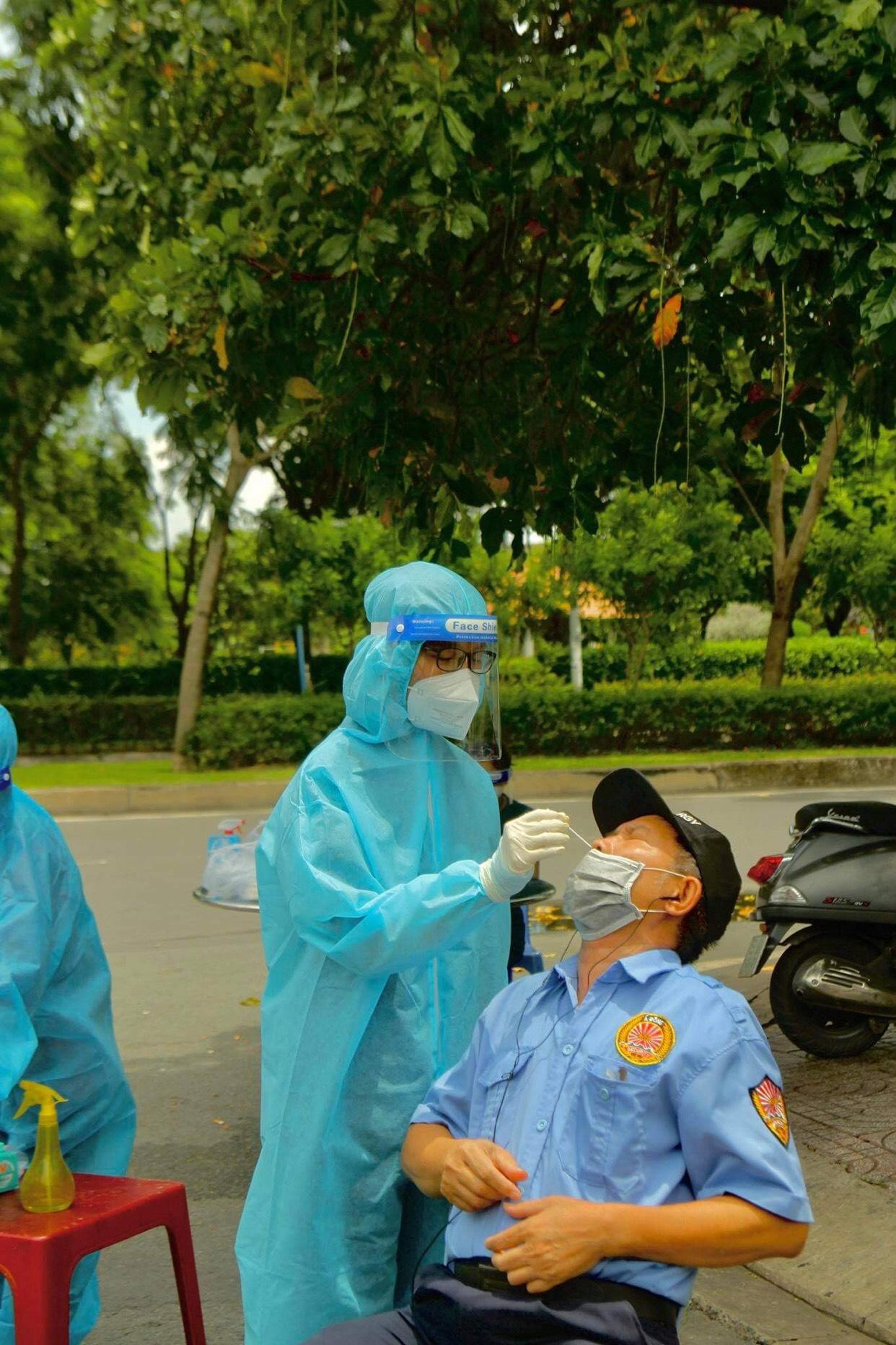 Lan Hương với công việc lấy mẫu xét nghiệm cho người dân.