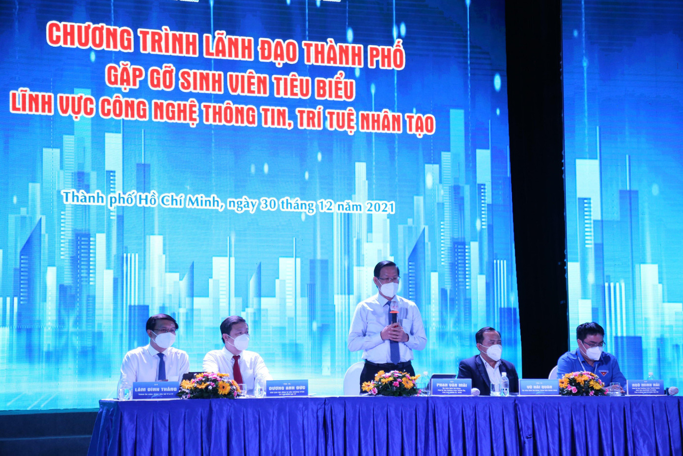 Chủ tịch UBND TP. HCM Phan Văn Mãi đã giao nhiệm vụ cho các sở, ngành thành phố kết nối cùng các trường nhằm hỗ trợ cho sinh viên trong lĩnh vực công nghệ thông tin, trí tuệ nhân tạo có thể phát huy hết năng lực.