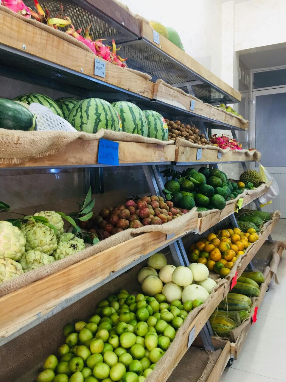 Tiệm trái cây sạch của Hiền với đa dạng các sản phẩm.