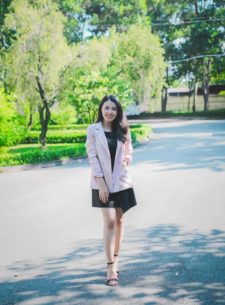 Chị Nhật Ánh chia sẻ kinh nghiệm tham gia câu lạc bộ cho các bạn tân sinh viên.